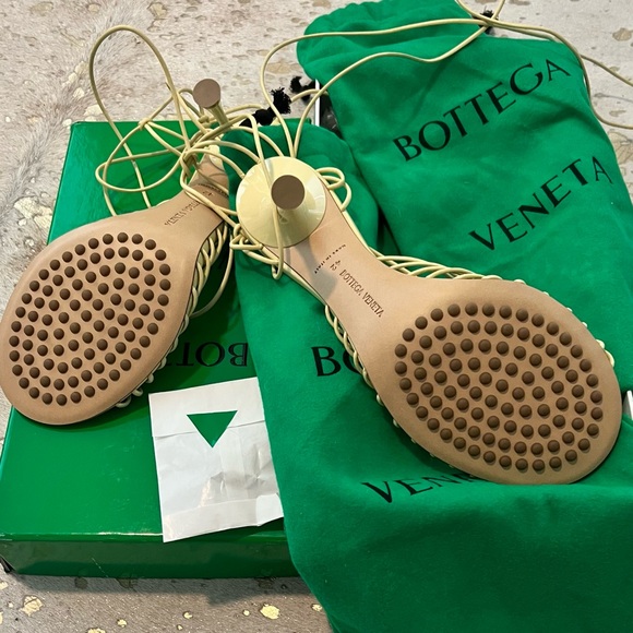 BOTTEGA VENETA
Dot Twisted Strap Leather Sandals size 42
$1250 NEW ASKING $750 - Picture 2 of 9